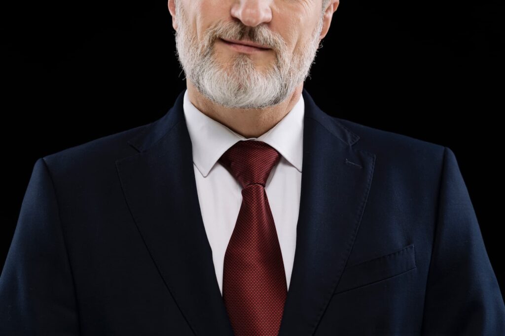 Traje azul de hombre con corbata color burdeos