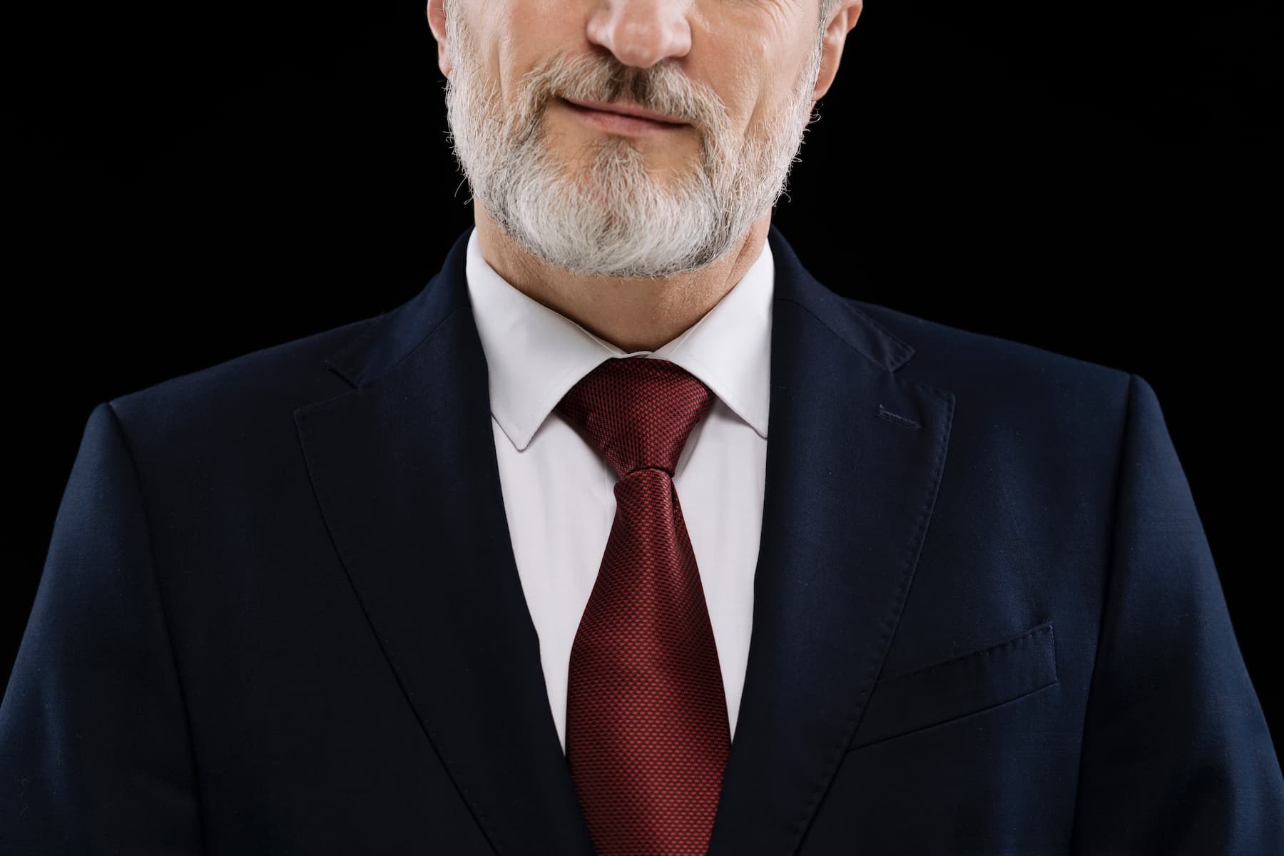 Traje azul de hombre con corbata color burdeos